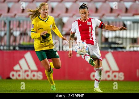 AMSTERDAM, PAESI BASSI - 16 SETTEMBRE: Jarne Teulings of Fortuna Sittard batte per la palla con Sherida Spitse di Ajax durante la partita olandese delle donne Eredivie tra AFC Ajax e Fortuna Sittard allo Sportpark De Toekomst il 16 settembre 2022 ad Amsterdam, Paesi Bassi (Foto di Joris Verwijst/Orange Pictures) Credit: Orange Pics BV/Alamy Live News Foto Stock