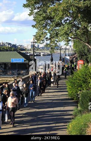 Londra, Regno Unito, 16th settembre 2022. La coda per vedere la regina giacere nello stato passa davanti alle Camere del Parlamento. La coda è ora lunga circa 5 chilometri e si estende fino al Southwark Park a se London. Credit: Monica Wells/Alamy Live News Foto Stock