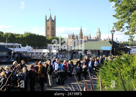 Londra, Regno Unito, 16th settembre 2022. La coda per vedere la regina giacere nello stato passa davanti alle Camere del Parlamento. La coda è ora lunga circa 5 chilometri e si estende fino al Southwark Park a se London. Credit: Monica Wells/Alamy Live News Foto Stock