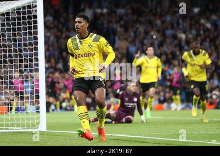 Jude Bellingham di Borussia Dortmund festeggia il suo primo gol durante la partita UEFA Champions League Group G tra Manchester City e Borussia Dortmund, presso l'Etihad Stadium di Manchester, mercoledì 14th settembre 2022. (Credit: Marco Fletcher | NOTIZIE MI) Credit: NOTIZIE MI & Sport /Alamy Live News Foto Stock