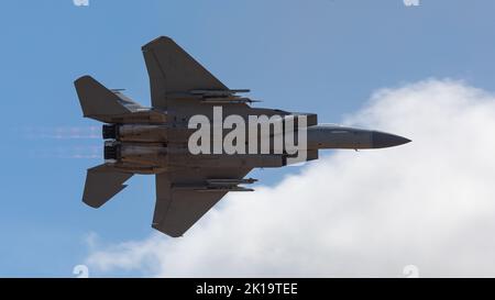 Un paio di F-15Cs, assegnato alla base della Guardia Nazionale aerea dell'Oregon 142nd Wing, Portland Air National Guard, eseguono diversi flybys all'Oregon International Airshow di McMinnville, Ore., 20 agosto 2022. La Guardia Nazionale dell'Oregon Air gestisce due ali di volo, una co-situata presso l'aeroporto internazionale di Portland, e la 173rd Fighter Wing, un'unità di addestramento F-15, si trova a Klamath Falls. (STATI UNITI Foto della Guardia Nazionale aerea di Master Sgt. John Winn) Foto Stock