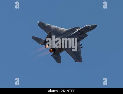 Un paio di F-15Cs, assegnato alla base della Guardia Nazionale aerea dell'Oregon 142nd Wing, Portland Air National Guard, eseguono diversi flybys all'Oregon International Airshow di McMinnville, Ore., 20 agosto 2022. La Guardia Nazionale dell'Oregon Air gestisce due ali di volo, una co-situata presso l'aeroporto internazionale di Portland, e la 173rd Fighter Wing, un'unità di addestramento F-15, si trova a Klamath Falls. (STATI UNITI Foto della Guardia Nazionale aerea di Master Sgt. John Winn) Foto Stock