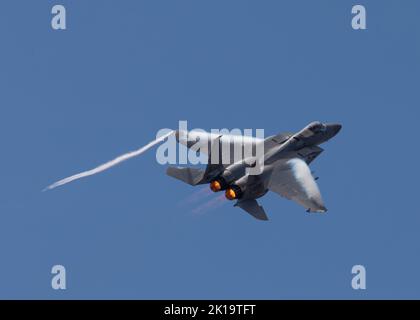 Un paio di F-15Cs, assegnato alla base della Guardia Nazionale aerea dell'Oregon 142nd Wing, Portland Air National Guard, eseguono diversi flybys all'Oregon International Airshow di McMinnville, Ore., 20 agosto 2022. La Guardia Nazionale dell'Oregon Air gestisce due ali di volo, una co-situata presso l'aeroporto internazionale di Portland, e la 173rd Fighter Wing, un'unità di addestramento F-15, si trova a Klamath Falls. (STATI UNITI Foto della Guardia Nazionale aerea di Master Sgt. John Winn) Foto Stock