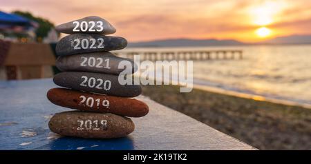 Felice anno nuovo 2023 sostituire 2022. Il nuovo anno 2023 sta arrivando idea di concetto. Nuove speranze, entusiasmo con 2023. Positivo il vecchio anno. Foto Stock