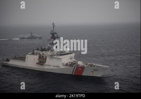 Singapore Naval Ship MSRV Bastion e USCGC Midgett (WMSL 757) si dirigono a trivelle di manovra in mare il 8 settembre 2022, all'interno delle acque internazionali nelle zone meridionali del Mar Cinese Meridionale. La Marina di Singapore è il secondo impegno internazionale durante l'implementazione di Midgett nel Pacifico occidentale. (STATI UNITI Foto della Guardia Costiera di Petty Officer 3rd Classe Diolanda Caballero) Foto Stock