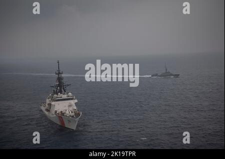 USCGC Midgett (WMSL 757) e Singapore Naval Ship MSRV Bastion conducono in mare manovrando trivelle 8 settembre 2022, all'interno delle acque internazionali nelle zone meridionali del Mar Cinese Meridionale. La Marina di Singapore è il secondo impegno internazionale durante l'implementazione di Midgett nel Pacifico occidentale. (STATI UNITI Foto della Guardia Costiera di Petty Officer 3rd Classe Diolanda Caballero) Foto Stock