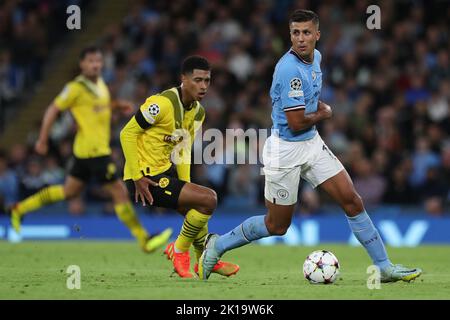 Rodri di Manchester City in azione con Jude Bellingham di Borussia Dormund durante la partita della UEFA Champions League Group G tra Manchester City e Borussia Dortmund presso lo Stadio Etihad di Manchester mercoledì 14th settembre 2022. (Credit: Marco Fletcher | NOTIZIE MI) Credit: NOTIZIE MI & Sport /Alamy Live News Foto Stock