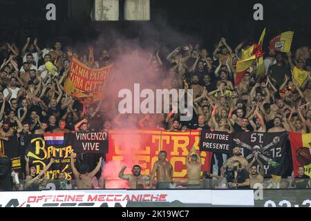 Salerno, Italia. 16th Set, 2022. Tifosi leccesi durante la Serie Una partita di calcio tra US Salernitana e US Lecce allo stadio Arechi di Salerno (Italia), 16th settembre 2022. Foto Cesare Purini/Insidefoto Credit: Insidefoto di andrea staccioli/Alamy Live News Foto Stock