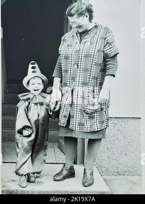 Foto storica: Un ragazzo con la madre a 1969 anni a Biessenhofen, Baviera, Germania riproduzione a Marktoberdorf, Germania, 12 agosto 2022. © Peter Schatz / Alamy Foto d'archivio Foto Stock