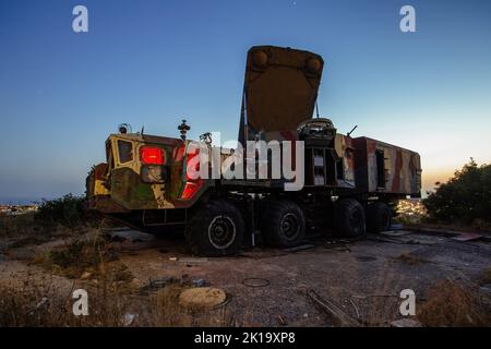 Vecchio veicolo militare russo arrugginito rotto di notte Foto Stock