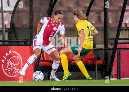 AMSTERDAM, PAESI BASSI - 16 SETTEMBRE: Quinty Sabajo di Ajax, Jarne Teulings di Fortuna Sittard durante la partita di Azerion Eredivie Vrouwen tra Ajax e Fortuna Sittard a De Toekomst il 16 settembre 2022 ad Amsterdam, Paesi Bassi (Foto di Patrick Goosen/Orange Pictures) Credit: Orange Pics BV/Alamy Live News Foto Stock