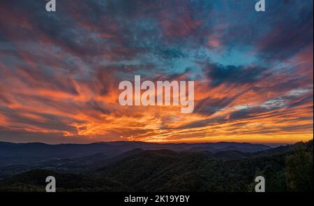 Il cielo sembra essere in fiamme dalla Foothills Parkway nel Great Smoky Mountains National Park, Blount County, Tennessee Foto Stock