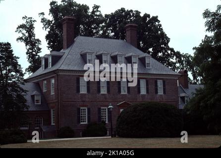 Williamsburg, Virginia. STATI UNITI. 9/1993. Costruito intorno al 1755. Carter’s Grove Planation era veramente una grande signora della Virginia coloniale che doveva vedere le alture del 17th ° secolo coloniale America e le devastazioni del 21st ° secolo di tempo, natura e la riparazione che prende il suo tributo. Le immagini che vedi mostrano lo stile di vita di uno degli ultimi proprietari di carter’s Grove, circa il 1928, presi negli anni ’1993…un momento in cui un visitatore poteva godere di un tocco di ricchezza dell’ultimo benefattore di carter’s Grove. Carter’s Grove Plantation chiuse le porte alla visione pubblica nel 2003. Costruire per carter Burwell Foto Stock