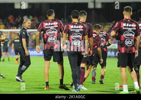 Salerno, Italia. 16th Set, 2022. Allenatore Davide Nicola di US Salernitana prima della Serie Una partita tra US Salernitana 1919 e US Lecce allo Stadio Arechi Credit: Independent Photo Agency/Alamy Live News Foto Stock