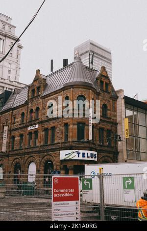 Uno scatto verticale di edifici e architettura in centro Foto Stock