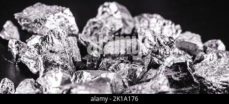 L'iridio è un elemento chimico metallico appartenente alla classe dei metalli di transizione, l'argento. Utilizzato in leghe ad alta resistenza in grado di resistere a temperature elevate Foto Stock