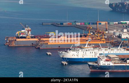 Jeddah, Arabia Saudita - 22 dicembre 2019: Porto di Jeddah di giorno, vista aerea con navi da carico e banchine a secco Foto Stock