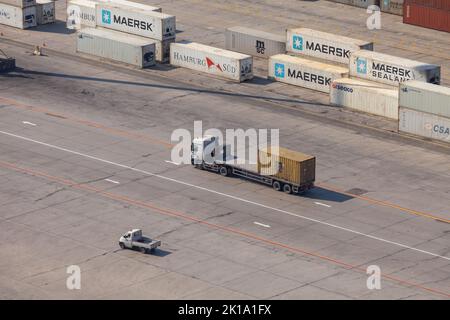 Dammam, Arabia Saudita - 26 dicembre 2019: Camion container è nel porto di Dammam, vista aerea Foto Stock
