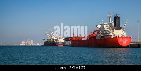 RAS al Khair, Arabia Saudita - 25 dicembre 2019: Carico di autocisterne GPL nel porto dell'Arabia Saudita Foto Stock