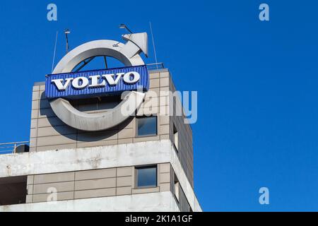 San Pietroburgo, Russia - 09 agosto 2022: Logotipo di auto Volvo montato su una facciata del centro di vendita al dettaglio di auto Foto Stock