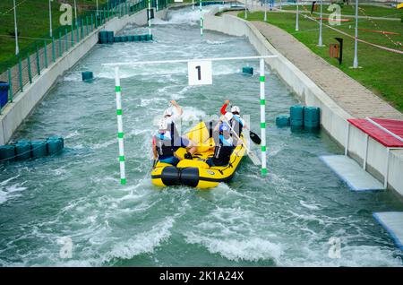 Botosani, Romania - 17 settembre 2022: Cornisa IRF Rafting e Kayaking Cup 2022 sul fiume artificiale. Fotografia sportiva editoriale Foto Stock