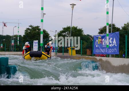 Botosani, Romania - 17 settembre 2022: Cornisa IRF Rafting e Kayaking Cup 2022 sul fiume artificiale. Fotografia sportiva editoriale Foto Stock