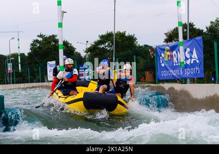 Botosani, Romania - 17 settembre 2022: Cornisa IRF Rafting e Kayaking Cup 2022 sul fiume artificiale. Fotografia sportiva editoriale Foto Stock