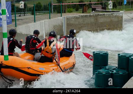 Botosani, Romania - 17 settembre 2022: Cornisa IRF Rafting e Kayaking Cup 2022 sul fiume artificiale. Fotografia sportiva editoriale Foto Stock