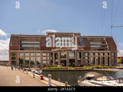 Europa, Francia, Dunkerque - 9 luglio 2022: Facciata nord o Communauté Urbaine de Dunkerque edificio come centro amministrativo e tecnico della città A. Foto Stock