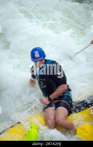 Botosani, Romania - 17 settembre 2022: Cornisa IRF Rafting e Kayaking Cup 2022 sul fiume artificiale. Fotografia sportiva editoriale Foto Stock