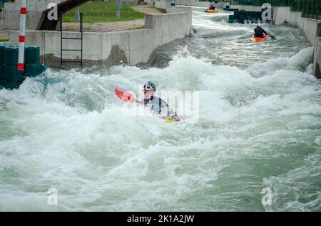 Botosani, Romania - 17 settembre 2022: Cornisa IRF Rafting e Kayaking Cup 2022 sul fiume artificiale. Fotografia sportiva editoriale Foto Stock