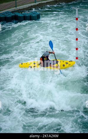 Botosani, Romania - 17 settembre 2022: Cornisa IRF Rafting e Kayaking Cup 2022 sul fiume artificiale. Fotografia sportiva editoriale Foto Stock