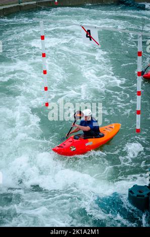 Botosani, Romania - 17 settembre 2022: Cornisa IRF Rafting e Kayaking Cup 2022 sul fiume artificiale. Fotografia sportiva editoriale Foto Stock