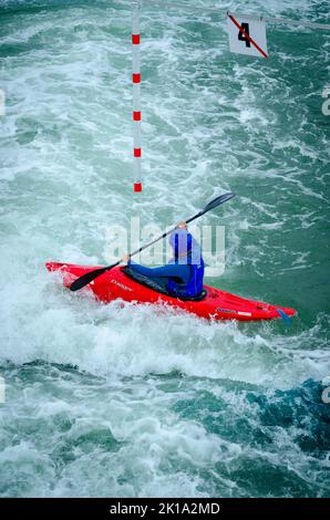 Botosani, Romania - 17 settembre 2022: Cornisa IRF Rafting e Kayaking Cup 2022 sul fiume artificiale. Fotografia sportiva editoriale Foto Stock