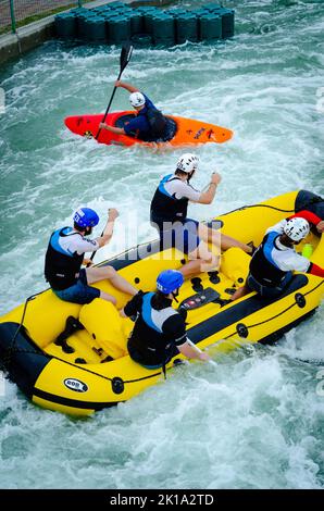Botosani, Romania - 17 settembre 2022: Cornisa IRF Rafting e Kayaking Cup 2022 sul fiume artificiale. Fotografia sportiva editoriale Foto Stock