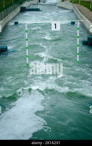Botosani, Romania - 17 settembre 2022: Cornisa IRF Rafting e Kayaking Cup 2022 sul fiume artificiale. Fotografia sportiva editoriale Foto Stock
