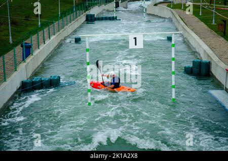 Botosani, Romania - 17 settembre 2022: Cornisa IRF Rafting e Kayaking Cup 2022 sul fiume artificiale. Fotografia sportiva editoriale Foto Stock