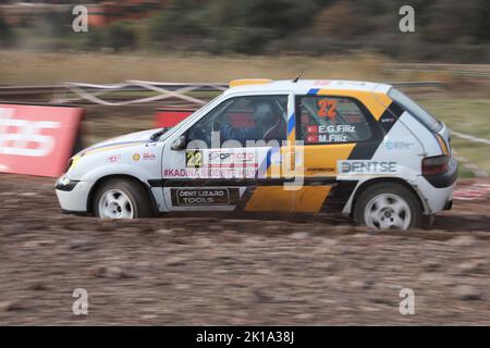 KOCAELI, TURCHIA - 26 DICEMBRE 2021: Elif Gizem Filiz guida Citroen Saxo VTS durante i campionati turchi di rallycross. Foto Stock