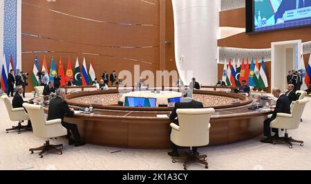 Samarcanda, Uzbekistan. 16th Set, 2022. Il presidente russo Vladimir Putin (R) partecipa al vertice dei leader dell'Organizzazione per la cooperazione di Shanghai (SCO) a Samarcanda, Uzbekistan, venerdì 16 settembre 2022. Foto di Kyrgyzstan Presidente Ufficio/UPI Credit: UPI/Alamy Live News Foto Stock