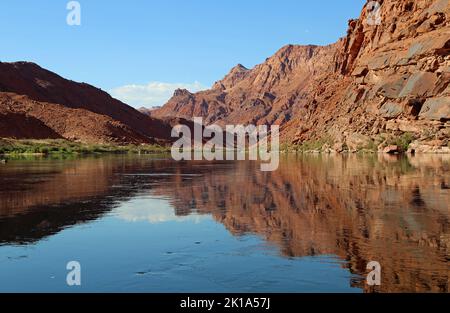 Montagne rosse sul fiume Colorado, Arizona Foto Stock