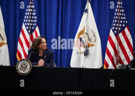 Chicago, Stati Uniti. 16th Set, 2022. Il Vice Presidente degli Stati Uniti Kamala Harris convoca una tavola rotonda con studenti, sostenitori della salute riproduttiva e fornitori per evidenziare il lavoro dell'Amministrazione Biden-Harris per proteggere ed espandere i diritti riproduttivi presso l'Università dell'Illinois, a Chicago, Illinois, il 16 settembre 2022.Credit: Mustafa Hussain/Pool via CNP /MediaPunch Credit: MediaPunch Inc/Alamy Live News Foto Stock