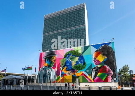 New York, Stati Uniti. 16th Set, 2022. La gente ammira un nuovo murale dell'artista brasiliano Eduardo Kobra, di fronte alla sede delle Nazioni Unite. Il murale, che ha focalizzato l'attenzione sul cambiamento climatico e sulla gestione del pianeta, è stato inaugurato oggi prima dell'arrivo dei leader mondiali per partecipare all'Assemblea Generale delle Nazioni Unite. Credit: Enrique Shore/Alamy Live News Foto Stock