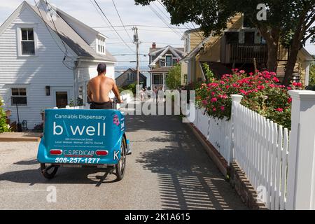 Pedicab conducente che effettua una consegna dispensaria di cannabis a Provincetown, Cape Cod, Massachusetts. Foto Stock