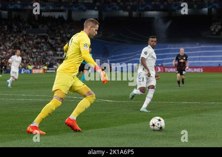 Madrid, Madrid, Spagna. 15th Set, 2022. Gulacsi (L) con la palla. Durante la partita giocata tra il Real Madrid e RB Leipzig. Vittoria del Real Madrid da 2 a 0 con gli obiettivi di fede Valverde e Asensio in tempo di infortunio. (Credit Image: © Jorge Gonzalez/Pacific Press via ZUMA Press Wire) Foto Stock