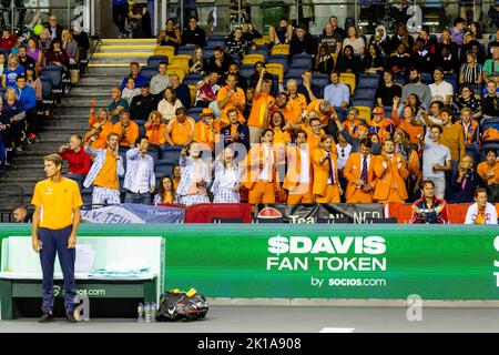 Glasgow, Regno Unito. 16th Set, 2022. GLASGOW, SCOZIA - 16 SETTEMBRE: Tifosi e sostenitori dei Paesi Bassi durante la Coppa Davis di Rakuten Group Stage 2022 Glasgow match tra Gran Bretagna e Paesi Bassi all'Emirates Arena il 16 settembre 2022 a Glasgow, Scozia. Credit: BSR Agency/Alamy Live News Foto Stock