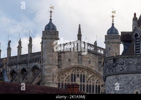 Windsor, Berkshire, Regno Unito. 16th Settembre 2022. Cappella di San Giorgio al Castello di Windsor. La città di Windsor si prepara al ritorno di sua Maestà la Regina il lunedì dopo il suo funerale di Stato a Londra. Regina Elisabetta. A seguito di un servizio di committenza presso l'Abbazia di Westminster, sua Maestà sarà deposta per riposare nella Cappella commemorativa di Re Giorgio VI, la Cappella di San Giorgio al Castello di Windsor, in una cerimonia privata alla presenza della famiglia reale. Credit: Maureen McLean/Alamy Live News Foto Stock