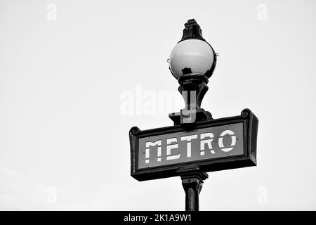 L'immagine mostra un cartello con il simbolo della metropolitana di fronte alla stazione della metropolitana parigina. Antico, vintage, nostalgia concetto. Foto Stock