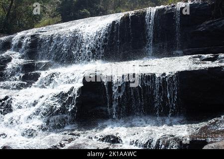 cascata in kodanadu tamilnadu. L'acqua cade nella cascata nascosta in kodanadu Foto Stock