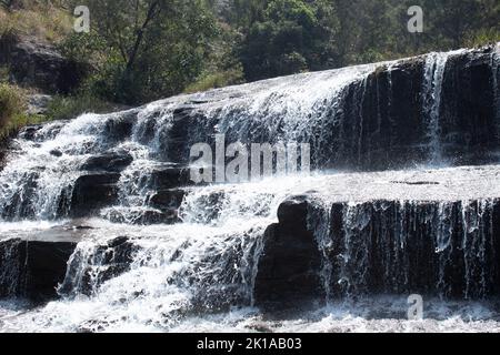 cascata in kodanadu tamilnadu. L'acqua cade nella cascata nascosta in kodanadu Foto Stock