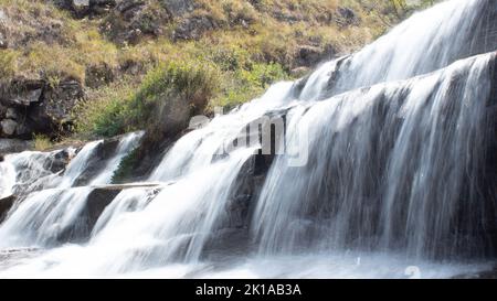 cascata in kodanadu tamilnadu. L'acqua cade nella cascata nascosta in kodanadu Foto Stock